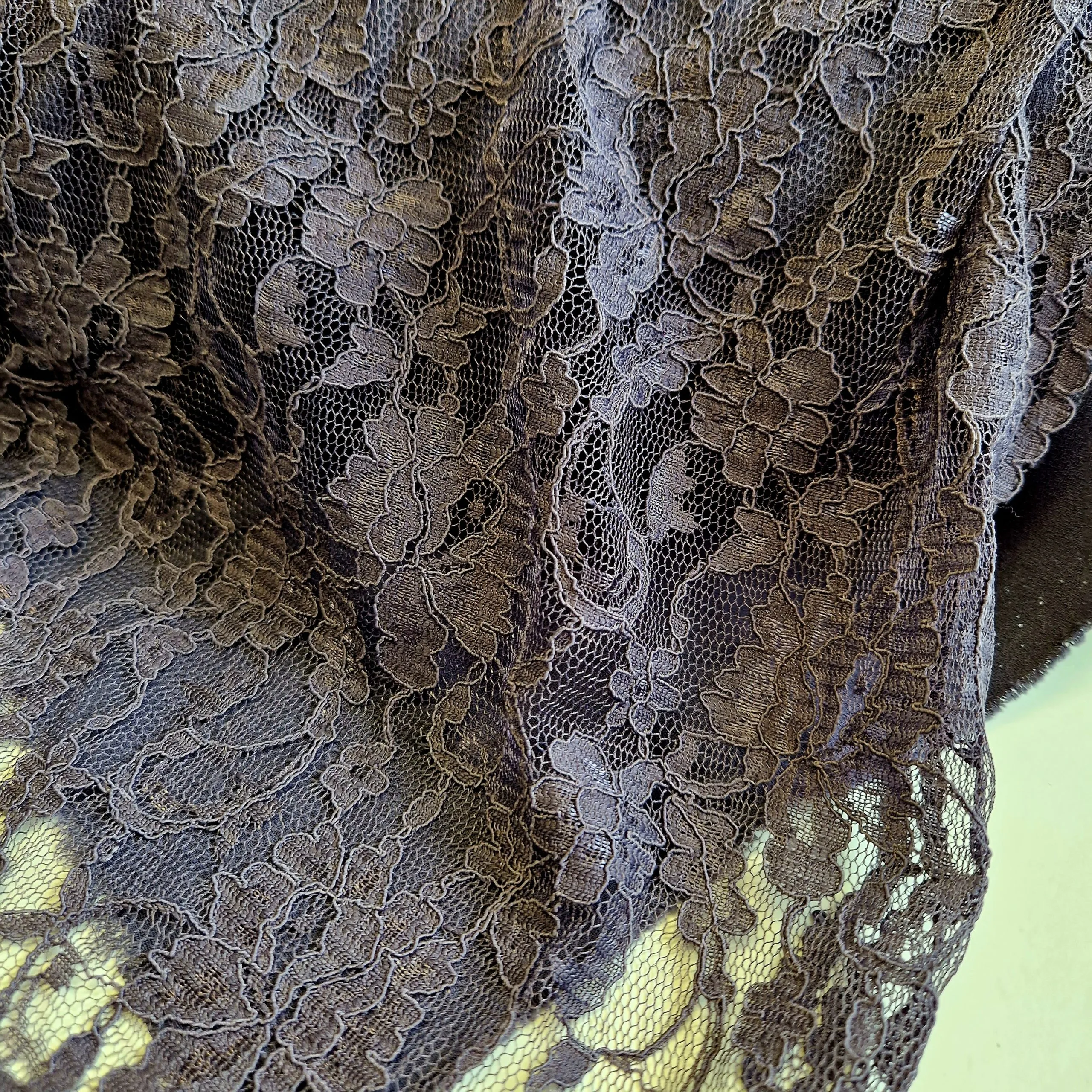 Nylon Soft runner Lace by Makower - Image 9