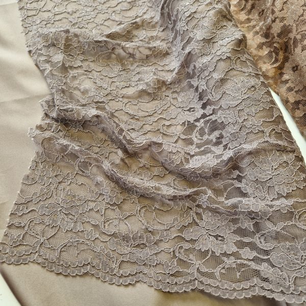 Nylon Soft runner Lace by Makower - Image 10