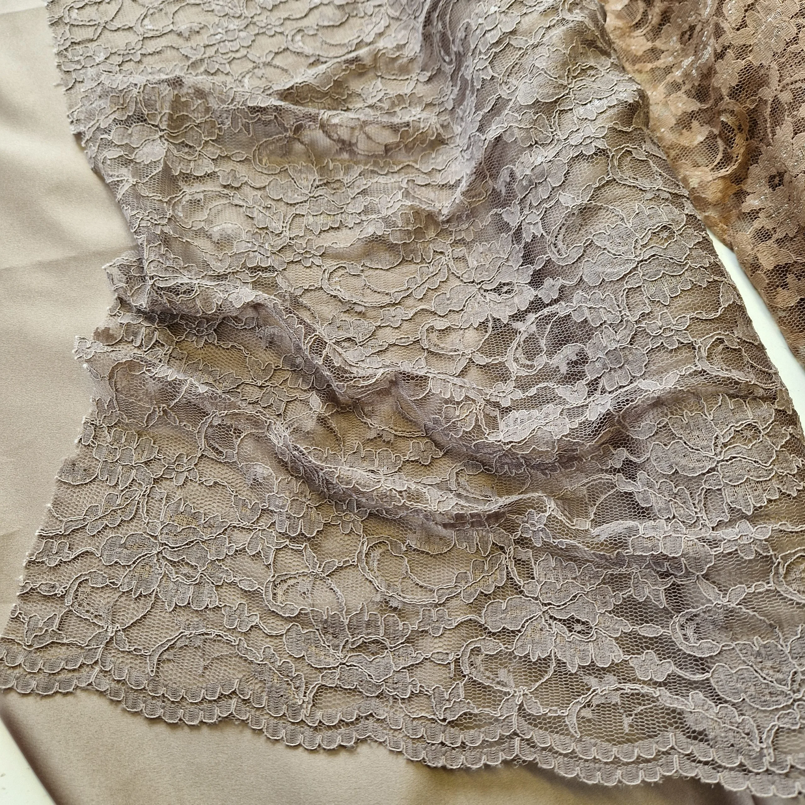 Nylon Soft runner Lace by Makower - Image 10