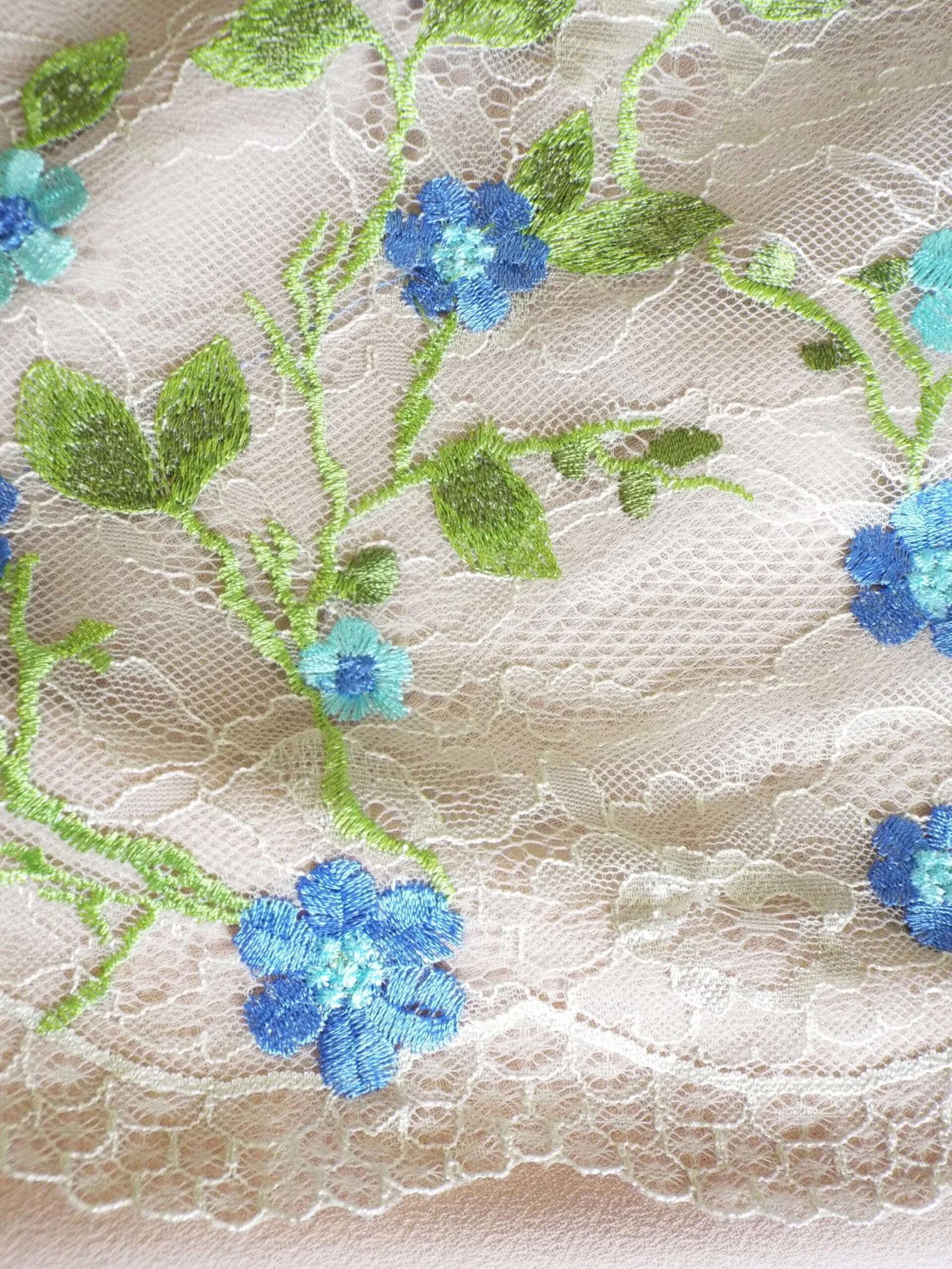 2 Tone multi coloured Chantilly lace - Image 2