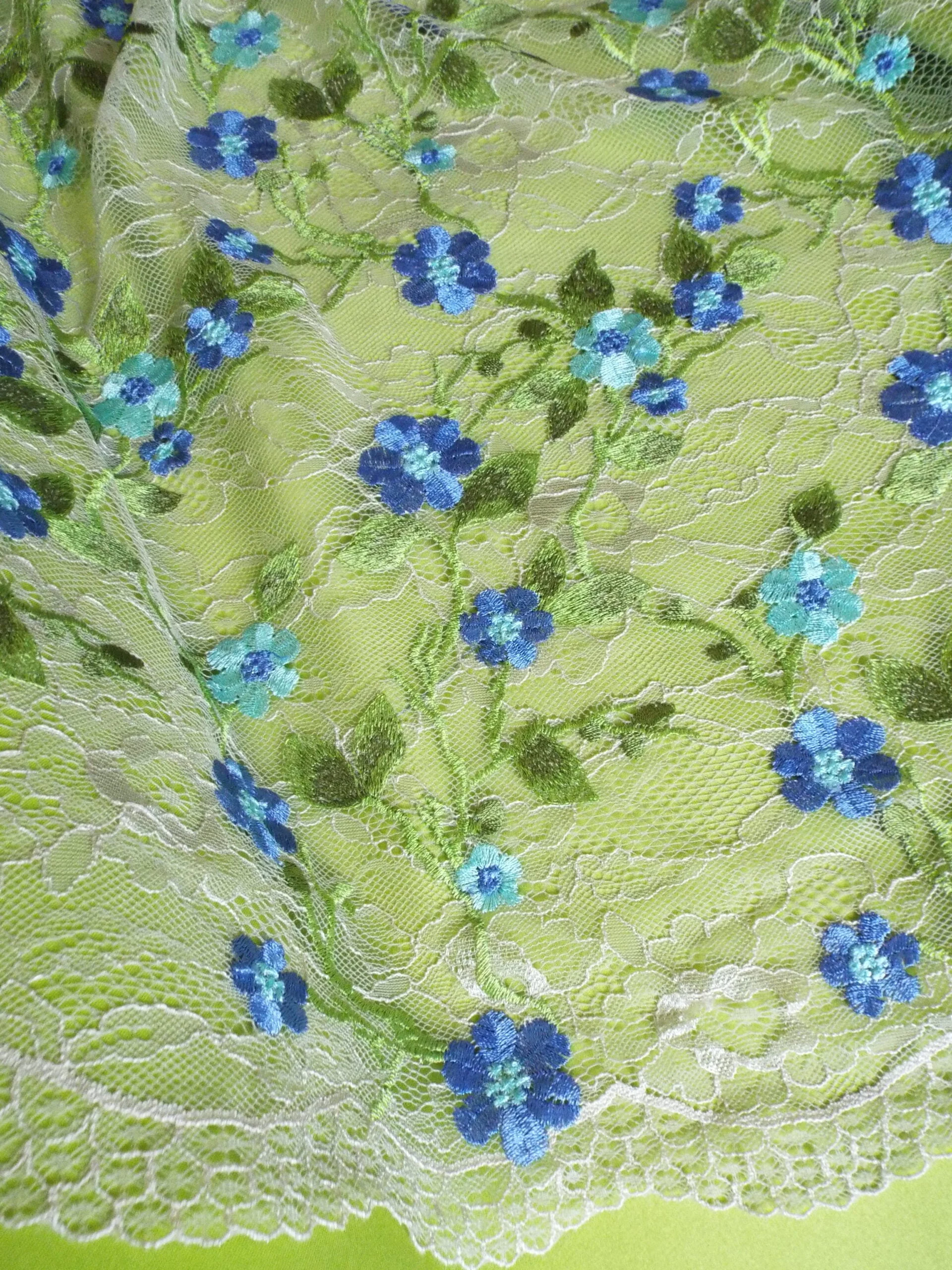 2 Tone multi coloured Chantilly lace - Image 3