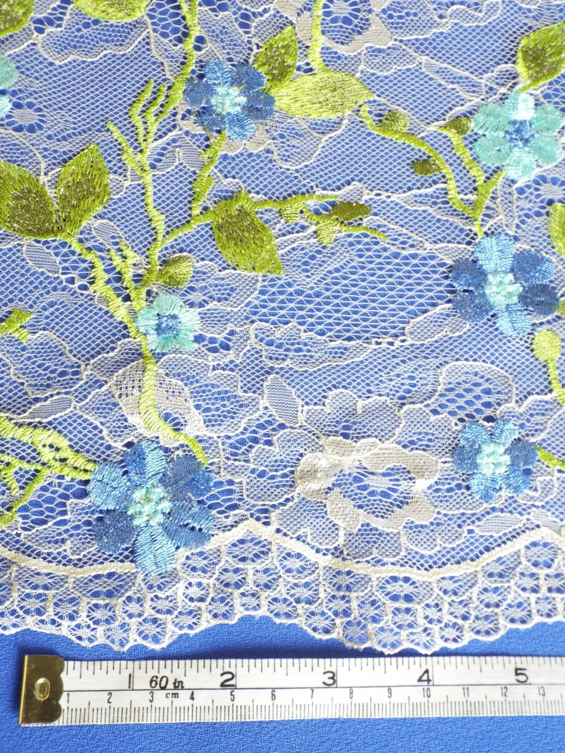 2 Tone multi coloured Chantilly lace - Image 4