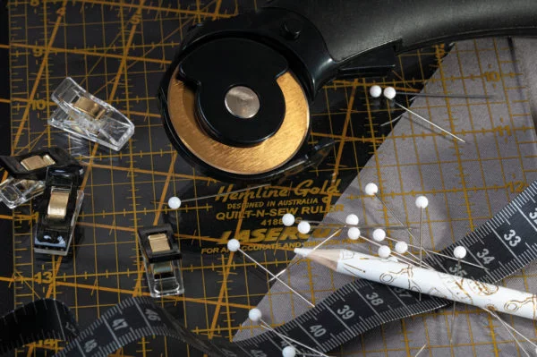 Plastic Head: Nickel Plated Steel Pins: 0.58 x 38mm: 60 Pieces by Hemline Gold - Image 6