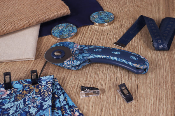 45mm premium quality rotary cutter with Woodblock Crafts inspired printed design - Image 4