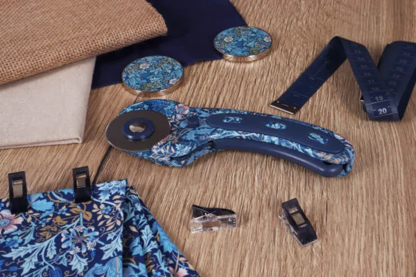45mm premium quality rotary cutter with Woodblock Crafts inspired printed design - Image 4